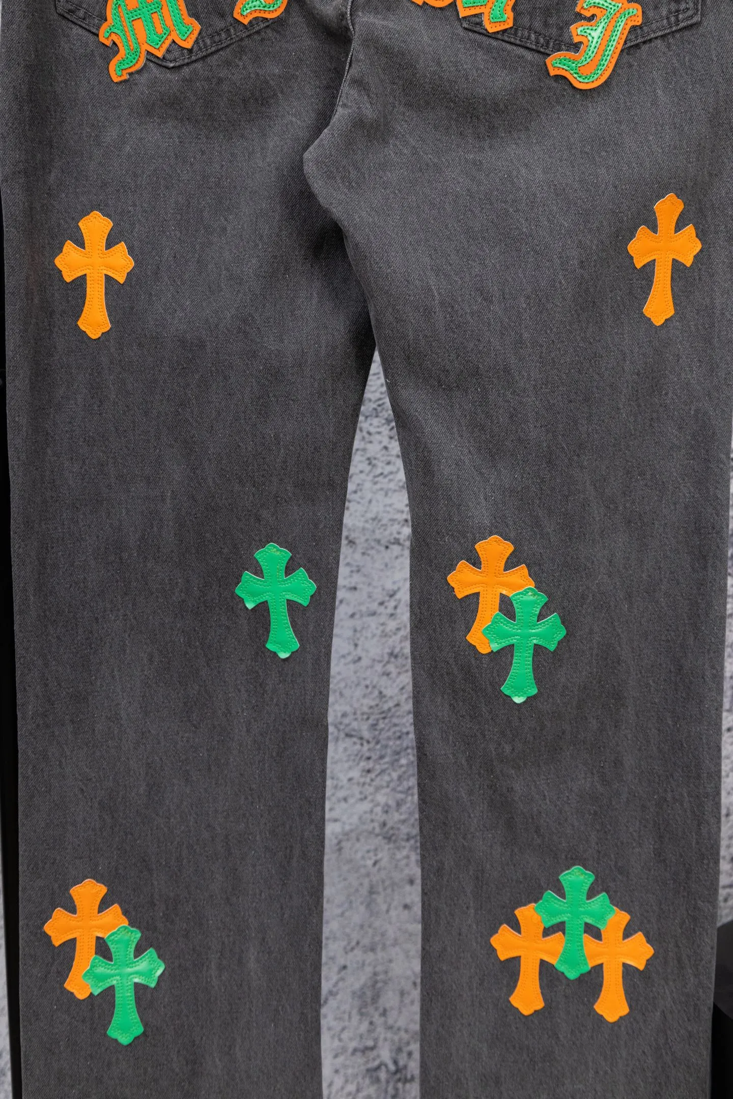 P240 Chromehearts limited edition orange and green classic cross patch leather gray jeans, priced at 34W level, patchwork cross pattern embellishment, washed jeans! ! An absolutely high-end luxury product, a 1.9W-level god-level single product, a super popular product, made by top heavy industry, a magic weapon that cannot be missed! [About Zangyin] This is an extremely luxurious fashion brand that can also be called the aristocracy of the high street. It has always been an exclusive brand for some hipsters or rich second generations. Compared with ordinary high streets, it is more luxurious and noble. Compared with luxury brands, it is more fashionable and individual. It has always been a brand that I have a special liking for. [Top heavy industry fashion design] Consistently high-street luxury style. Speaking of this style, the Zangyin family and GU family are definitely the leading representative brands. Especially the Zangyin family has really achieved a state-of-the-art effect in creating high-street style. The unique washed material is used to create this style. The color system is already quite eye-catching. After it is decorated with patchwork cross flowers, it cleverly highlights the charm of the brand. Secondly, this style uses classic The high-waist cutting design highlights the long legs and fashionable temperament of the upper body. The brand is highly recognizable and the slim fit configuration is more suitable for daily wear. It is a product that interprets personality, fashion, and specifications at a glance. This single product is enough to make any fan excited. It can be a white T-shirt for a youthful college style, or a tight suspender for a royal style. It has strong matching ability and can be easily controlled by men.  [Materials and craftsmanship] Needless to say, this point goes without saying. As an excellent craftsman brand, Zangyin’s requirements for details and craftsmanship are really perfect. The washed color of this model has gone through so many processes, not to mention the embellishment of denim appliques. It is also purely hand-made and sewn. Just like what they believe in, only hand-made things have soul and have the meaning of wear. A top-notch heavy-duty fashionable denim item, I look forward to your perfect interpretation! !  Color: Gray Size: 28-34